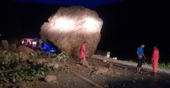A huge rock fell on the Narayangarh-Muglin road Just Now
